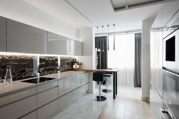 meubles à l'intérieur d'une cuisine combinée avec une loggia