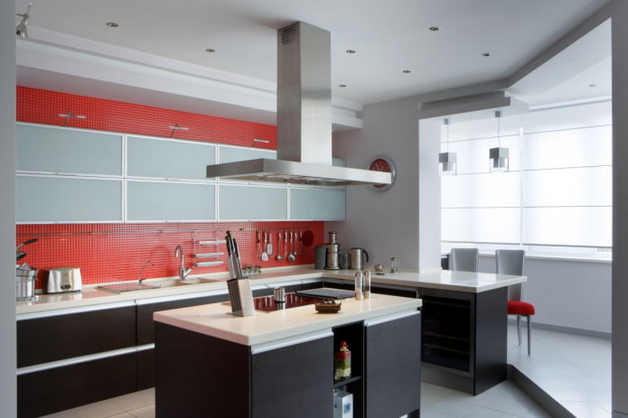 conception d'une cuisine combinée avec une loggia dans le style high-tech