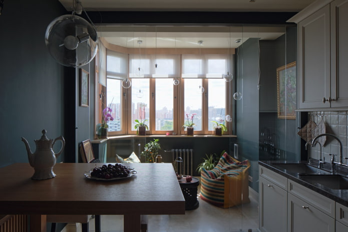 rideaux à l'intérieur de la cuisine combinée avec la loggia