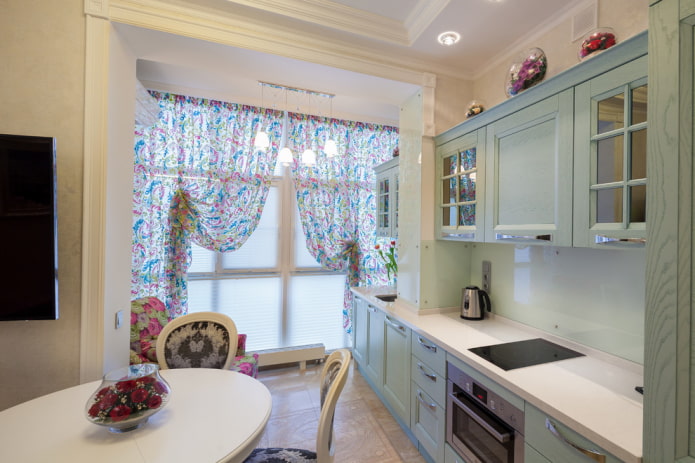 rideaux à l'intérieur de la cuisine combinés avec la loggia