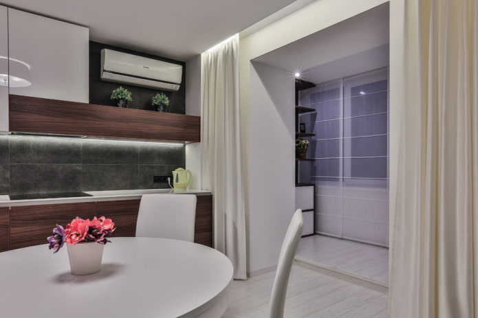 rideaux à l'intérieur de la cuisine combinés avec la loggia