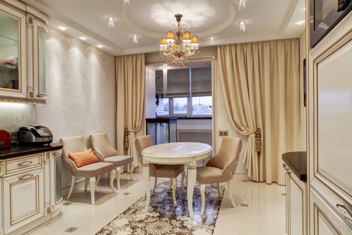 rideaux à l'intérieur de la cuisine combinés avec la loggia