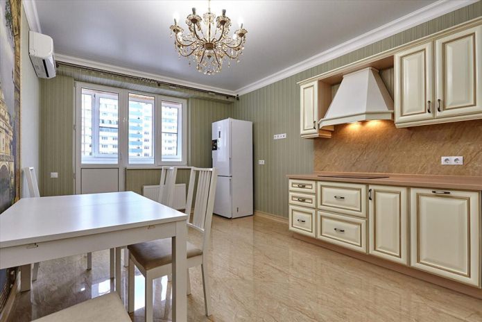Papier peint vert dans une cuisine de style classique