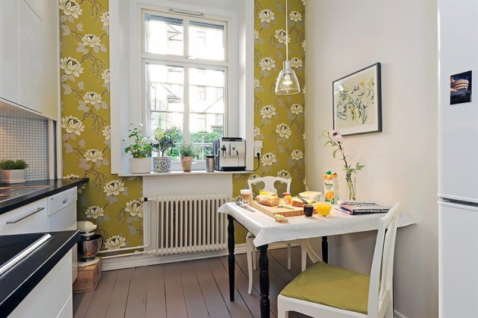 Papier peint vert à motif floral dans une cuisine de style scandinave