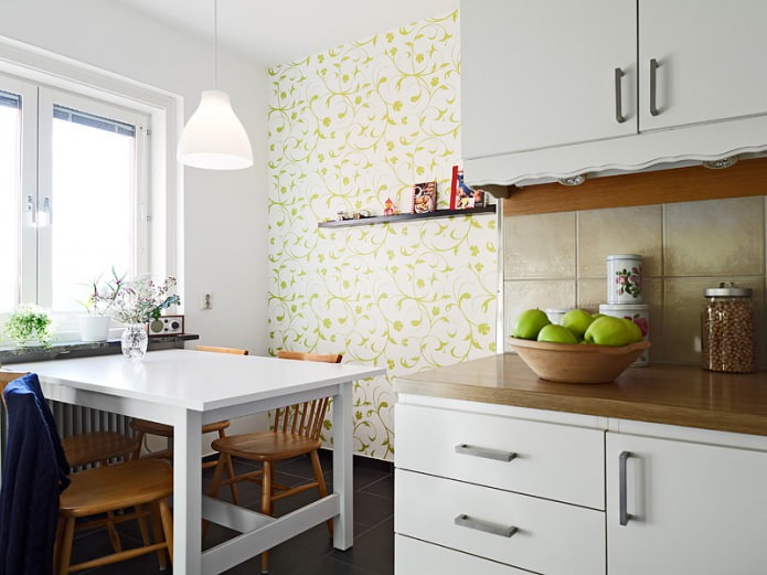Papier peint blanc et vert avec des motifs floraux pour la décoration de la cuisine