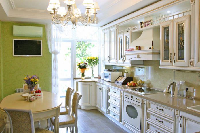 Papier peint vert à l'intérieur d'une cuisine de style classique