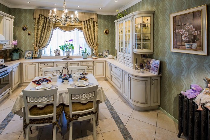 Papier peint vert dans la cuisine de style classique