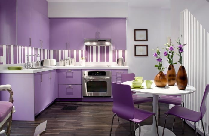 Table en plastique dans la cuisine