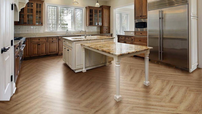 linoléum sous parquet dans la cuisine