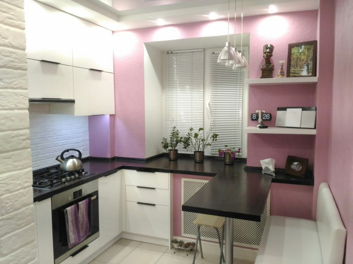 Cuisine blanche et lilas avec plans de travail foncés