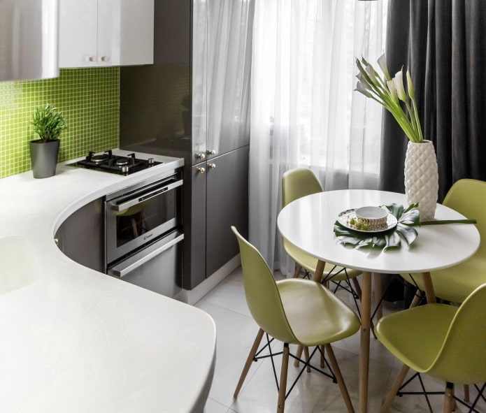 Exemple de placement d'une table dans une petite cuisine