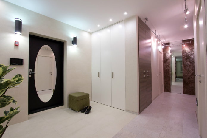 Conception d'un couloir à l'intérieur d'un appartement de 100 mètres carrés