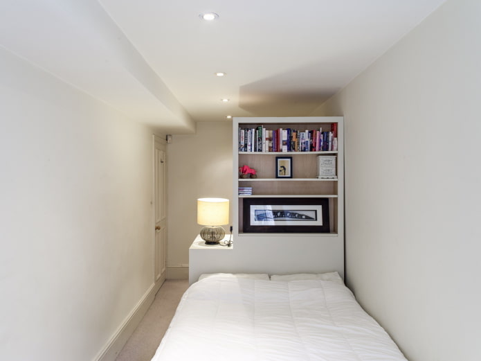 Étagère dans la chambre
