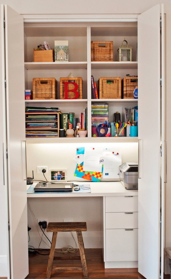 Espace de travail dans un placard