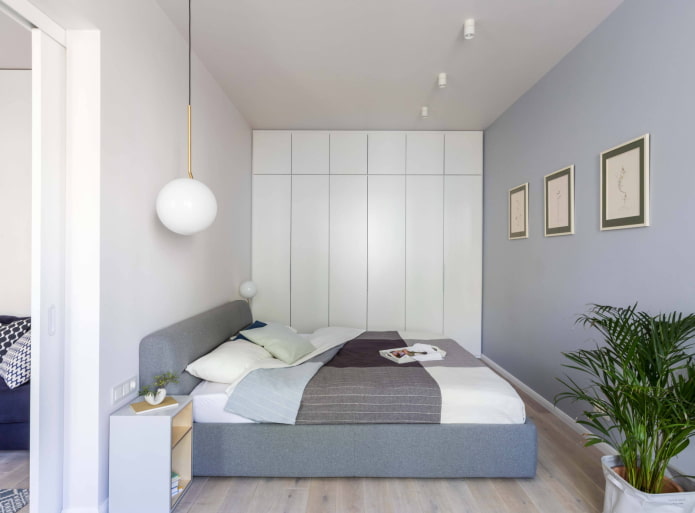 Lit et armoires sur tout le mur