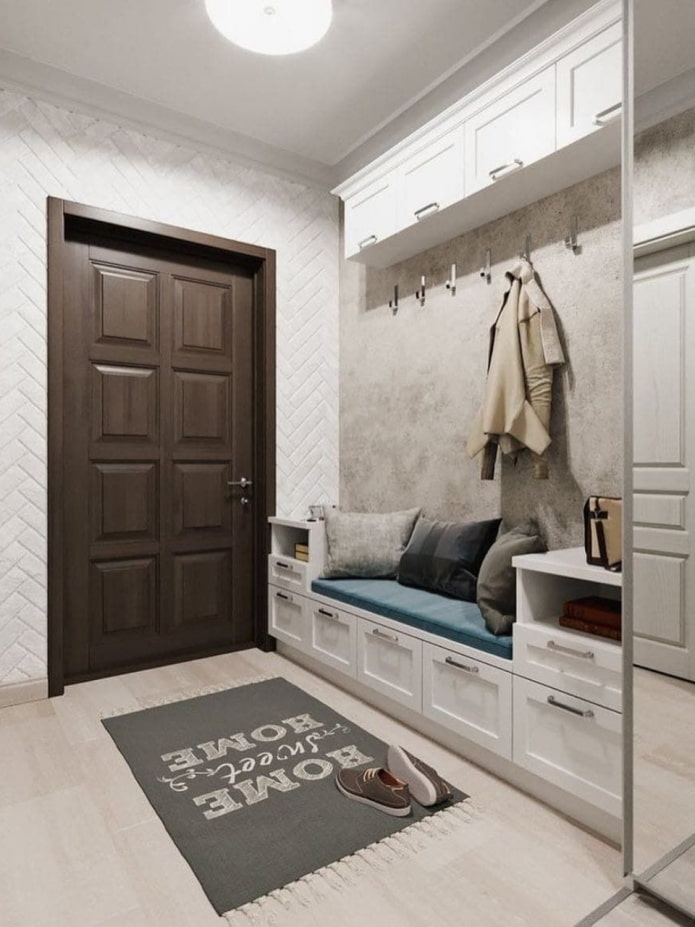 Intérieur du couloir dans un appartement de 50 mètres carrés