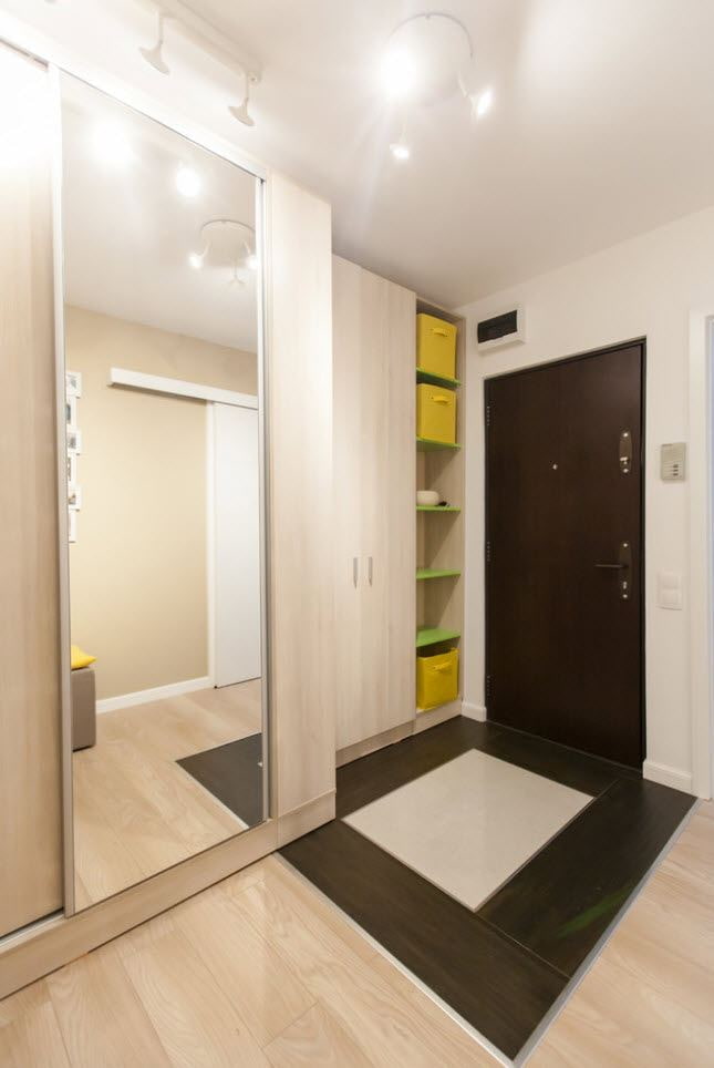 Intérieur du couloir dans un appartement de 50 mètres carrés