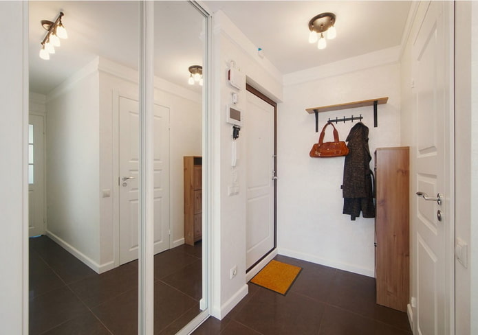 Intérieur du couloir dans un appartement de 50 mètres carrés