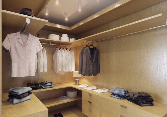 intérieur du dressing dans un appartement de 50 mètres carrés