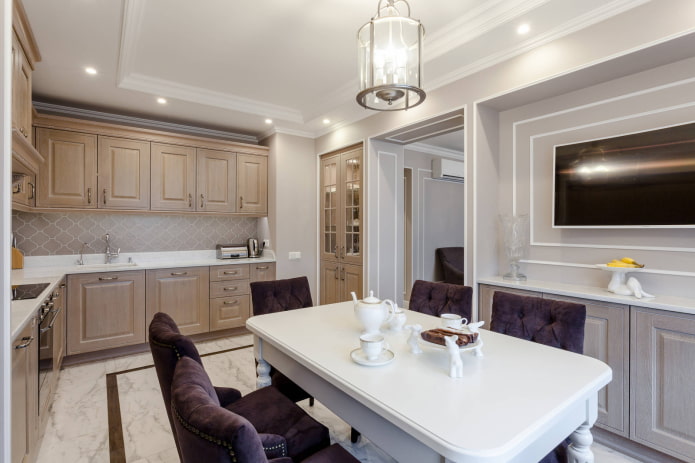 Cuisine dans un appartement d'une pièce de style classique