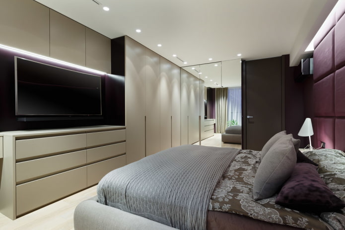 Télévision et armoires dans la chambre