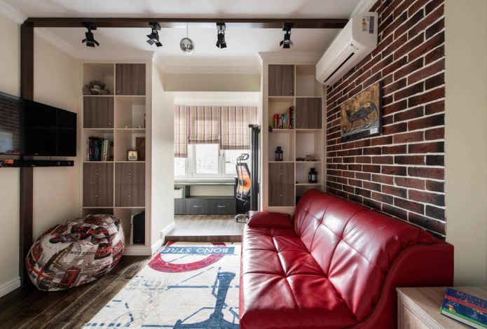 Intérieur d'un studio avec balcon