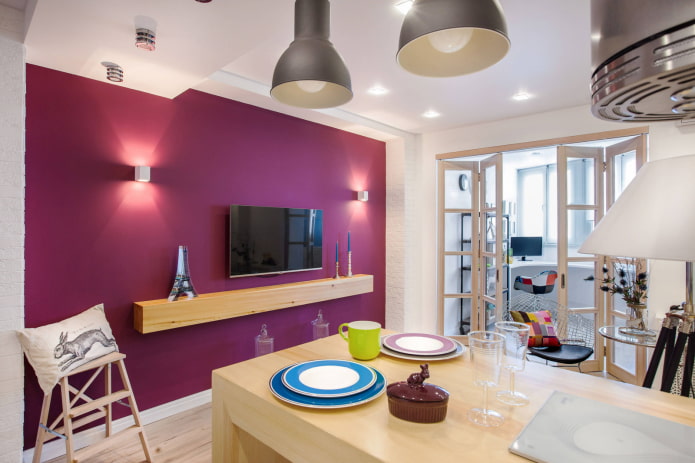 Balcon dans un studio avec un mur d'airelles