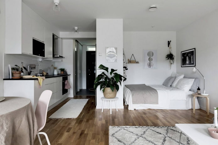 Décoration blanche comme neige dans un studio scandinave
