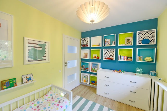 petites étagères originales le long de tout le mur de la chambre d'enfant