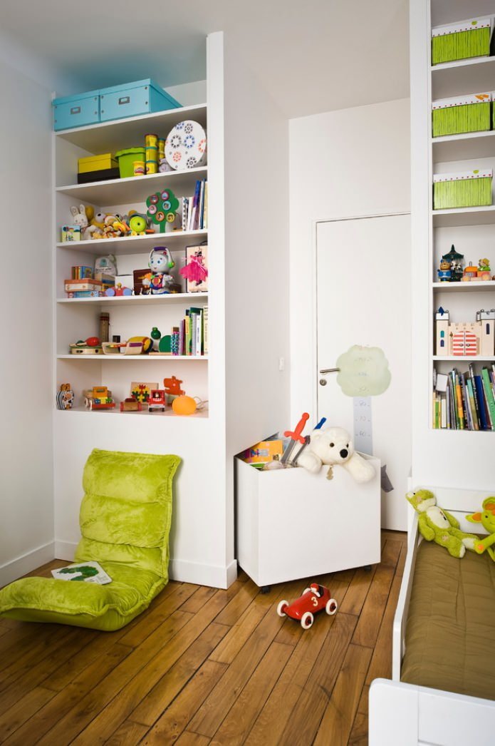 Étagères ouvertes dans la chambre d'enfant