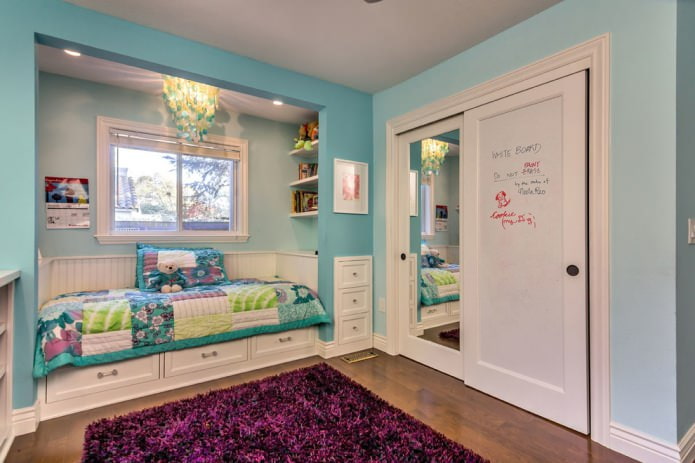 chambre d'enfant avec une armoire à glace