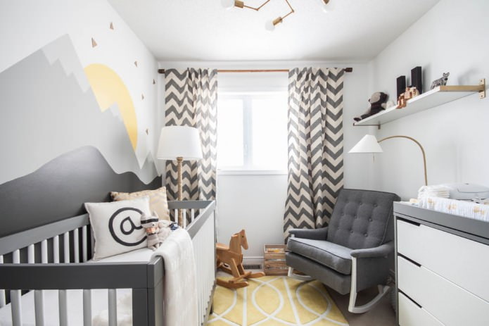 rideaux en coton avec ornement dans une chambre de bébé pour un nouveau-né