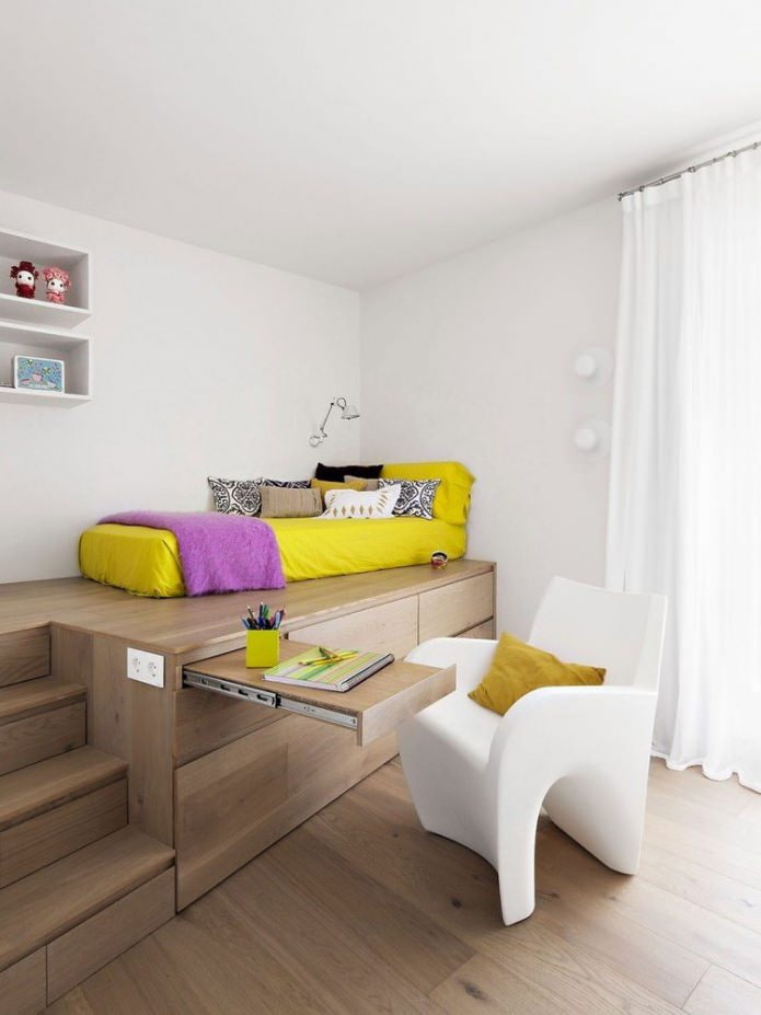 Petite table gigogne dans la chambre d'enfant