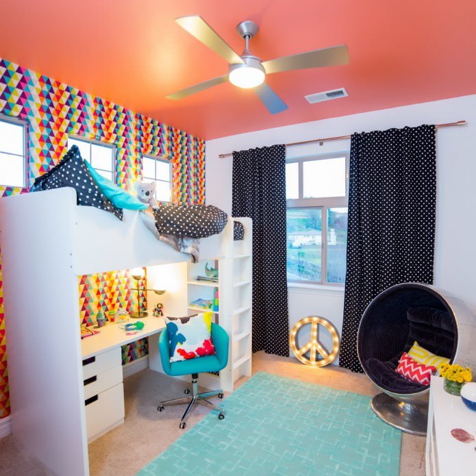 Aménagement d'une chambre d'enfant avec un lit au deuxième étage et une table au premier