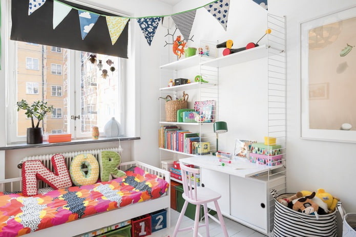 Style scandinave dans une petite chambre d'enfant