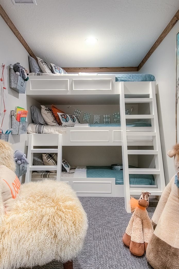 chambre d'enfants avec un lit à trois niveaux
