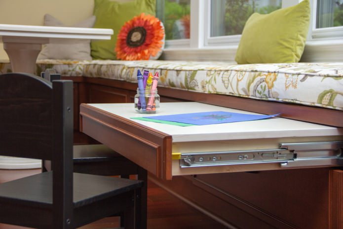 Table coulissante dans la chambre d'enfant