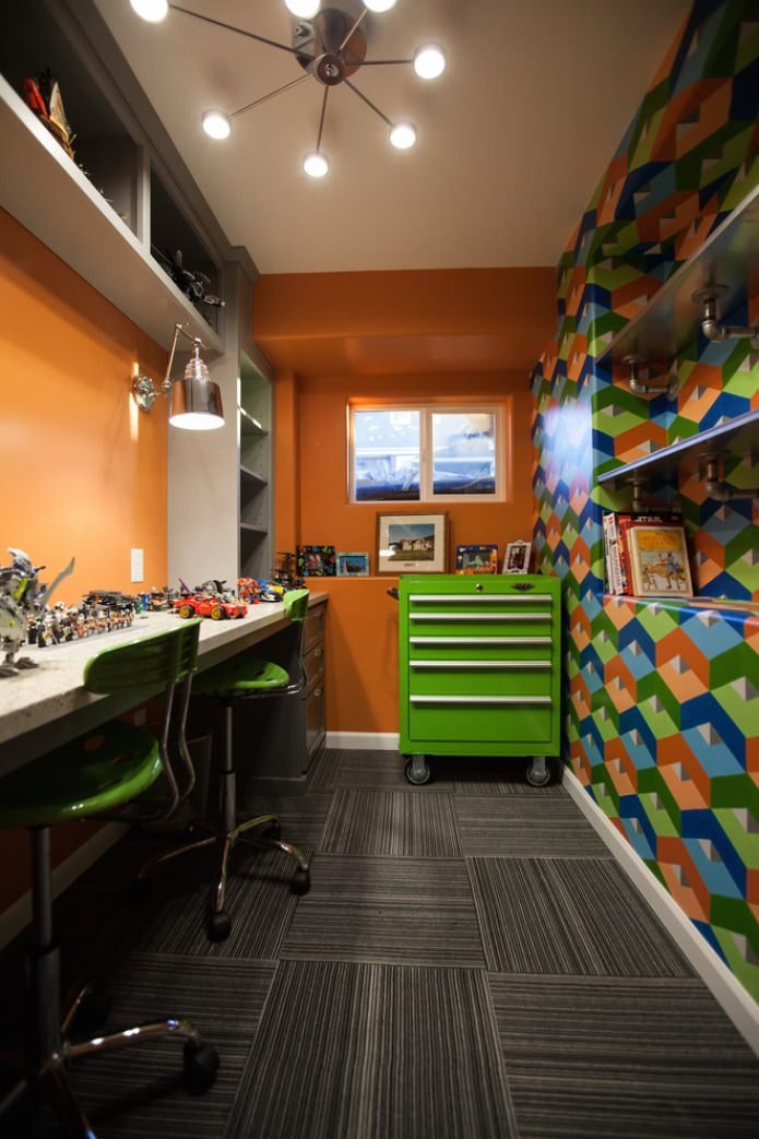 des bureaux dans une chambre d'enfant pour deux garçons