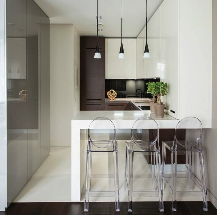 intérieur d'une petite cuisine avec un comptoir de bar