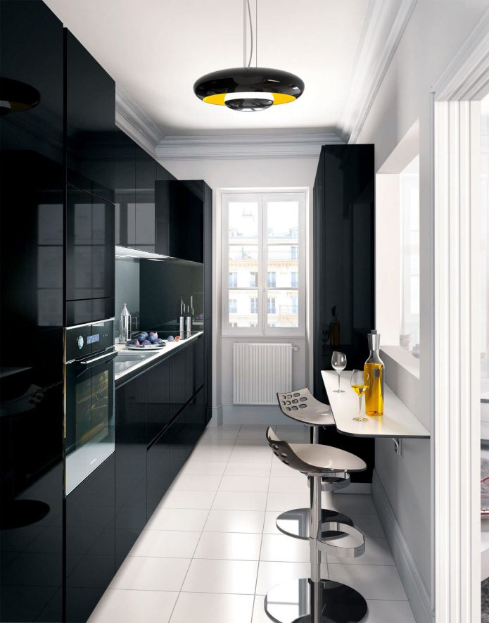 intérieur d'une petite cuisine avec un comptoir de bar
