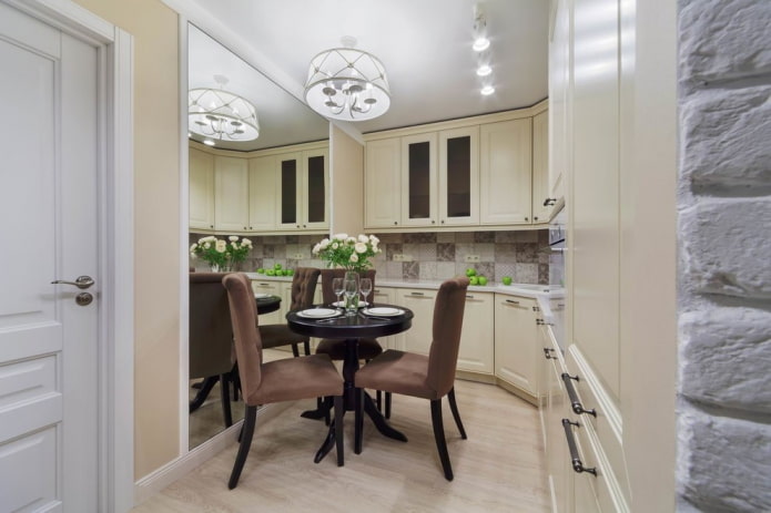 Éclairage intérieur d'une petite cuisine