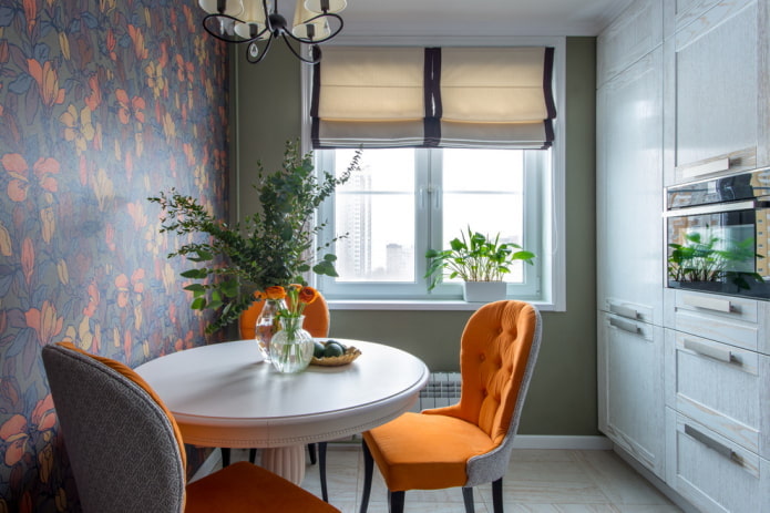 Décoration et textiles à l'intérieur d'une petite cuisine