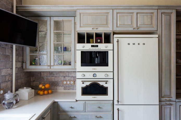 Agencement des appareils électroménagers à l'intérieur d'une petite cuisine