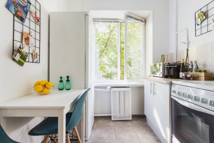 Disposition des appareils électroménagers à l'intérieur d'une petite cuisine