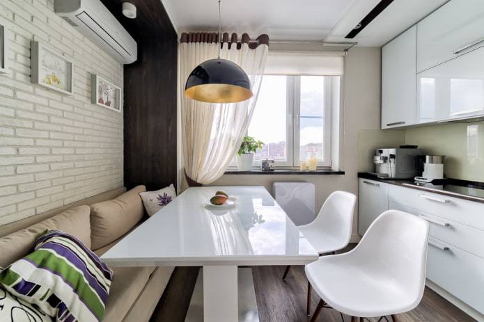 Décoration et textiles à l'intérieur d'une petite cuisine