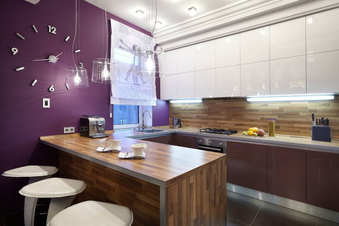 Décoration et textiles à l'intérieur d'une petite cuisine