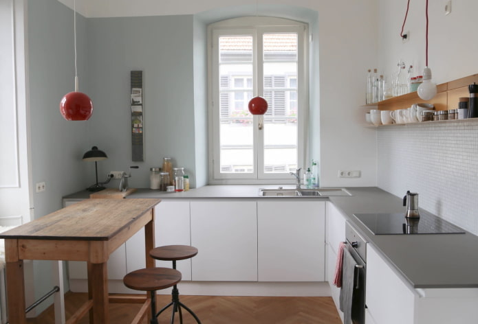 Agencement des meubles à l'intérieur d'une petite cuisine