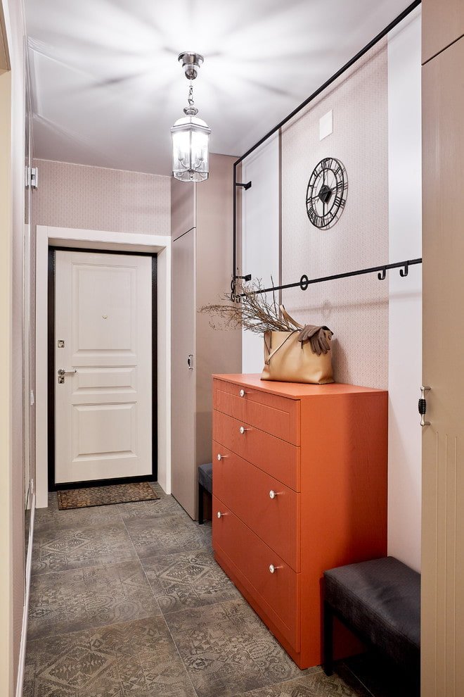 meubles à l'intérieur d'un couloir de petite taille