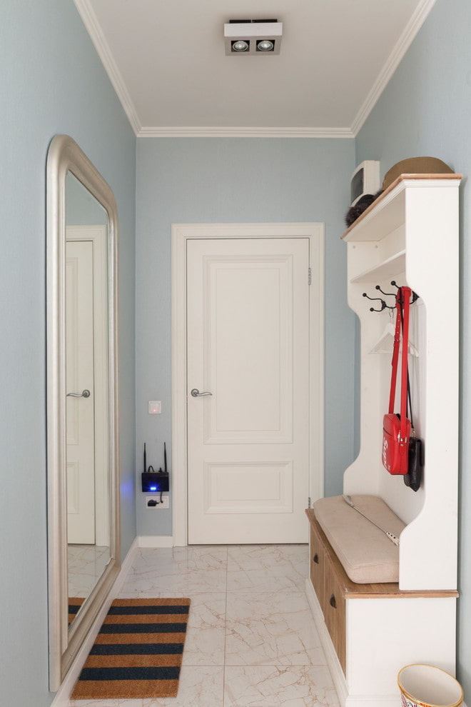 Meubles dans un petit couloir