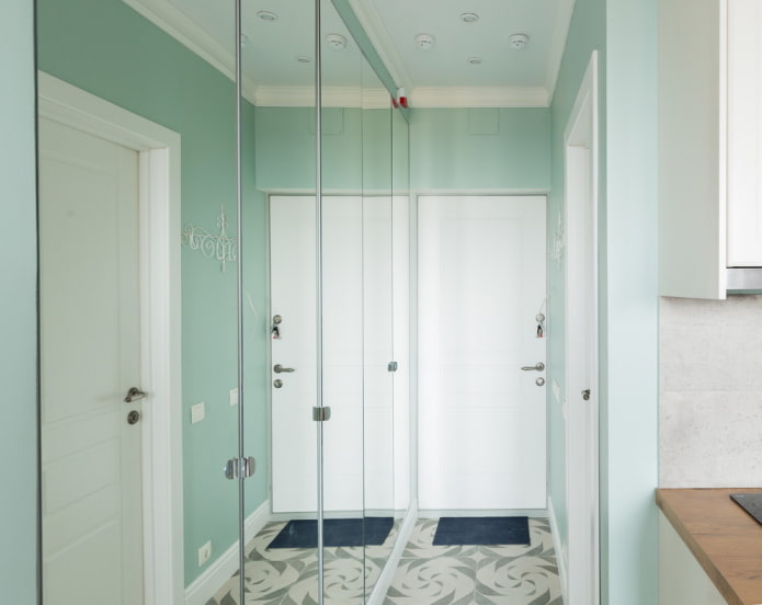 Aménagement intérieur d'un très petit couloir